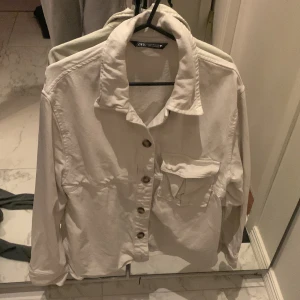 Zara jacka  - En fin Zara jacka i vit färg. Bröstficka och knappar istället för zipper. 