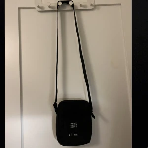 Peak Performance axelremsväska  - Jättefin liten axelremsväska från peakperformance! Ordinarie pris är 400kr!
