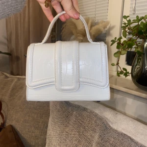 Vit väska - Säljer denna populära vita väskan som är köpt från Zara, köpte den i maj och den är bara använd ett fåtal gånger. 