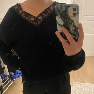 Stickad tröja  - Stickad tröja i storlek medium med spets vid halsöppningen. Använd enstaka gånger så fint skick.