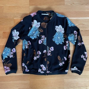 Snygg Bomberjacka  - Snygg bomberjacka i nyskick. Storlek 36. Tunnt innertyg. Märke only. 