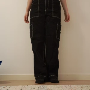 Svarta byxor - Bra skick förutom att de är lite slitna på botten men det syns knappt.