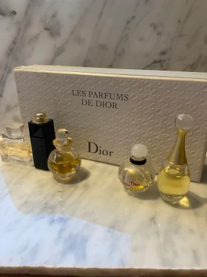 Mini parfymer 5ml från Dior, Dior addict, jadore, Pure poison mm. - Söta miniflaskor 5ml med parfym från Dior i kartong. Olika mycket använda, se bild. Perfekt för samlaren! Givetvis äkta. Köparen betalar frakten med instabox. 