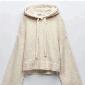 Säljer denna stickade tröja/hoodie från Zara. Endast använd några få gånger så i bra skick! Storlek s