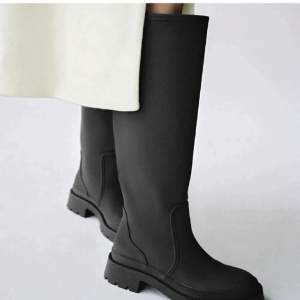 Zaras populära boots! Använda ett fåtal gånger så därmed i bra skick. (Ps finns inte att köpa på zara längre)  