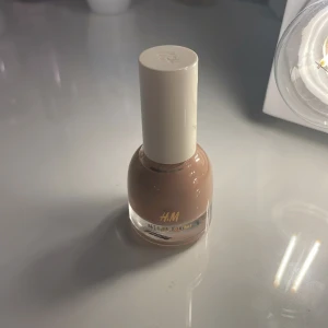 Nagellack - Säljer nu mtt helt oanvända nagellack från H&M Färg : Kalahari Köptes nyss Orginal pris : 50 kr !!OBS!! EJ SPÅRBART