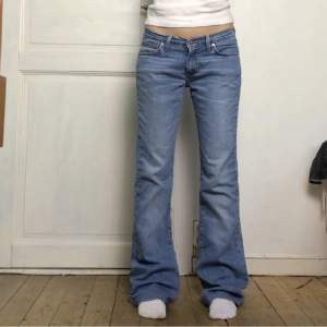 Jättefina ljusblå bootcut jeans! Lågmidjade 