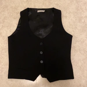 Frackväst - Frackväst i bra skick :) Storleken är S, runt 34 ungefär! Köparen står för frakt! 