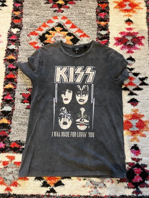 Band tröja strl M - En kiss tshirt köpt för ungefär 400kr i strolek M