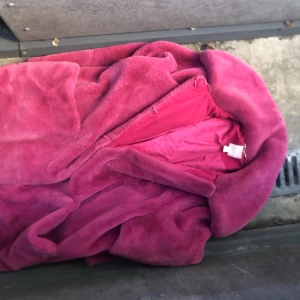 Rosa päls - Såå fint skick men använder aldrig! Fejkpäls