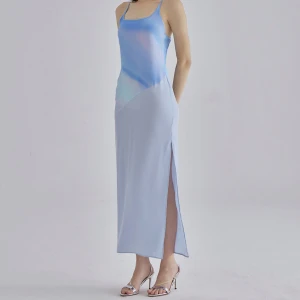 Blå silkesklänning, silkmaison  - Helt oanvänd klänning med lappar kvar från silkmaison. Köpt för 1690kr + frakt på ca. 200kr. Klänningens strl är en liten M. Klänning är gjord av 100% äkta mullberry 6a silke!