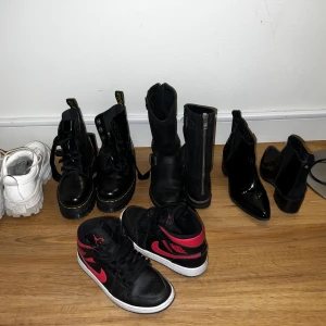 Märkesskor Dam - Rensar ur gaederob här hemma så säljer av lite damskor som är använda väldigt sparsamt. Varierar lite i storlek och märken  EYTYS - Angel Patent Leather White Äkta läder, knappt använda Nypris: 2799:- Pris: 700:- Storlek 36.5  Dr Martens - platå med siden