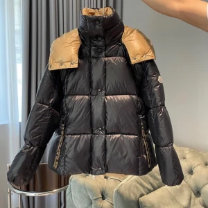 Moncler jacka😍Nypris 15 000 kr❤️ - Säljer nu min såå snygga och jätte unika Moncler jacka!Så fina detaljer och verkligen hur skön som helst nu till vintern i detta väder. Så varm! Köpt på Monclers egna butik i Stockholm! Jackan är i nyskick, inga defekter❤️Skriv för fler bilder och mer info