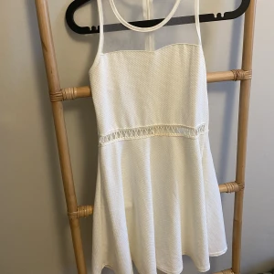 Vit studentklänning  - Så fin enkel vit studentklänning, använd 1 gång. Märke och storlek okänt då jag köpt den i HongKong. Den passar strl S. Säljer för 50:-