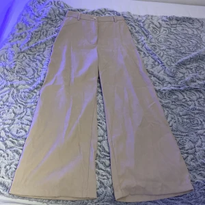 Fina byxor ifrån shein  - Dessa byxor är luftiga och otrooooligt sköna. Har sytt in dom vid midjan men det går att ta upp. Dessa sitter nu ganska tajt i midjan och luftigt och skönt vid benen. 