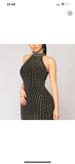 Klänning   - Helt ny klänning med stenar. Prislapp kvar.  Passar för storlek M och L. Passar till nyår!!   Köpt för 500kr + tullavgift 