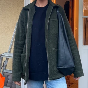 Jacka  - Riktigt snygg och extraordinär jacka!  Nyskick. (Håret på jackan från min hund medföljer ej Hahah)❤️ den tvättas så klart innan! Senast bud: 510kr  Nypris 2000kr 