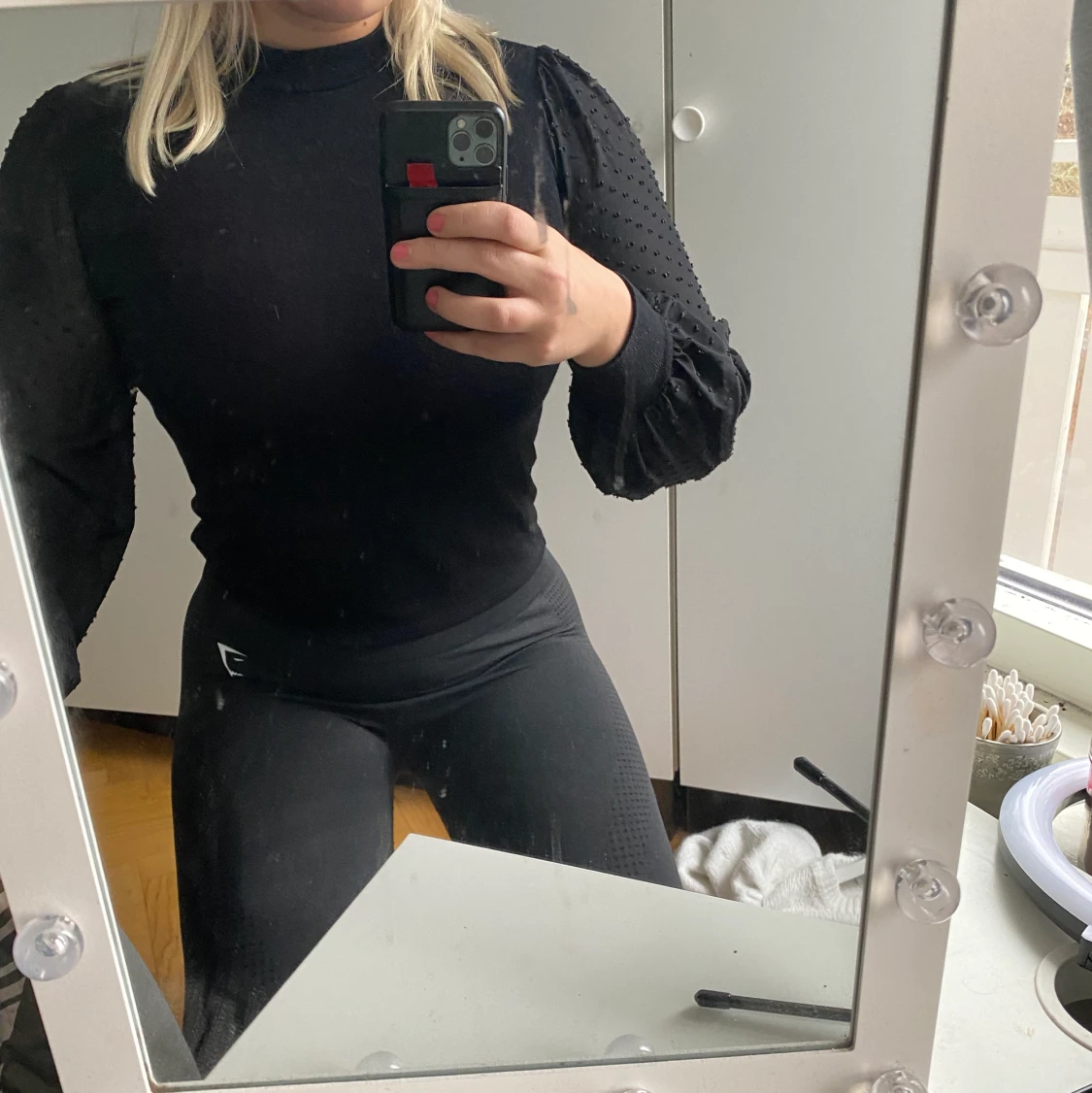 Svart blus med speciella ärmar  - 91