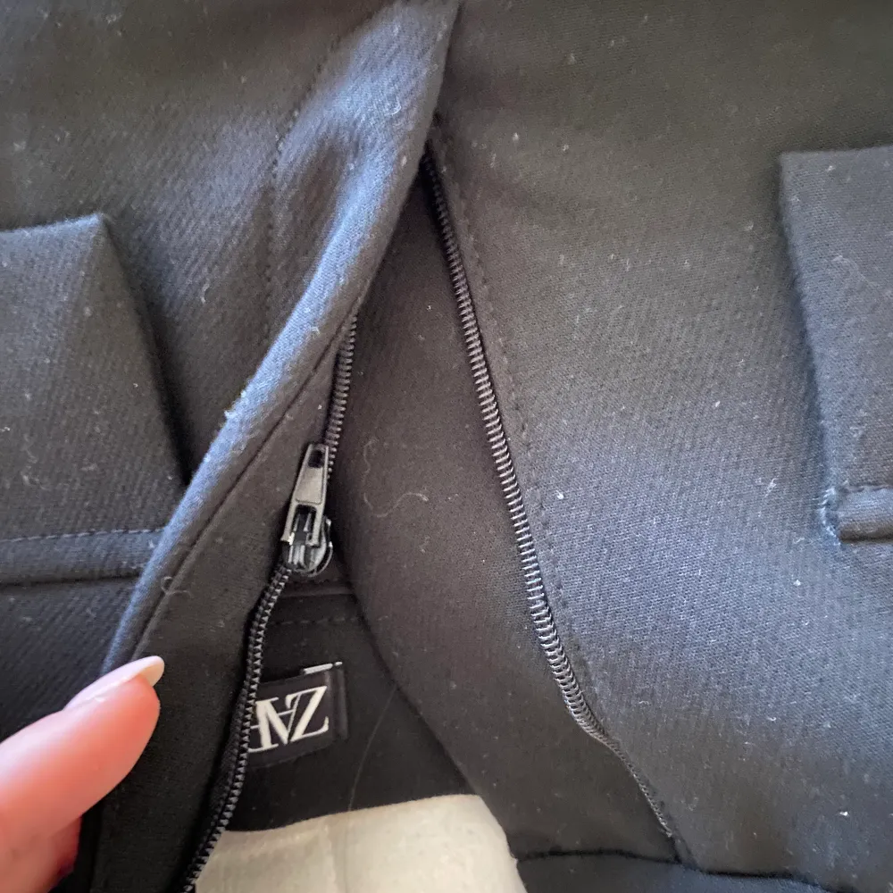 En svart kjol med short inbyggt från zara i xs men passar mig som brukar ha s också ❤️dragkedjan är sönder. Kjolar.