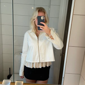 Nakd jacka - Så snygg vit jacka ifrån Vanessa moe x NAKD💕 perfekt till hösten, jeans liknade tyg, väldigt bra skick! 🥰