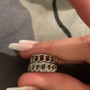 Ringar  - Två fina ringar ena har glitter. Inte defekter 