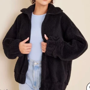 svart gosig Teddyjacka - Svart teddyjacka från Nelly, endast pröva och bara använd en gång. Super snygg,varm och väldigt skön. Perfekt inför vintern Säljer då den inte kommer till användning. Hör av er för egna bilder och frågor! Köpt för 650kr