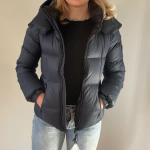 Vinterjacka - Helt ny vinterjacka från Superdry med lappen kvar, säljer då returneringstiden har gått ut. Nypris 1899 kr!