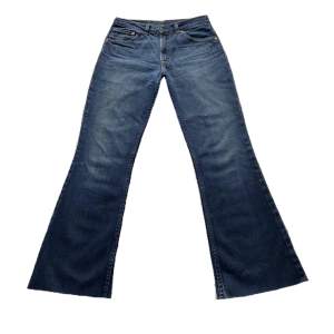 Vintage-jeans från levis! Modellen är mid/highwaist och utsvängda ben. Passar XS-M beroende på önskad passform. De är avklippta så att de passar någon som är ca 160 cm lång. 