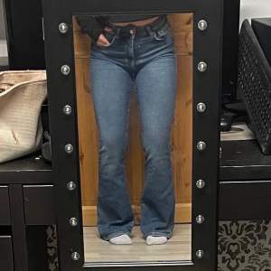 Bootcut jeans från Gina tricot i strl 36. Jag är 160 och jeansen är lite för långa för mig. 