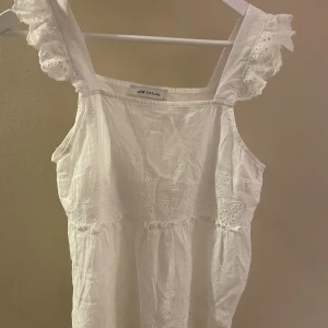 Topp - Säljer denna jätte fina topp från LCW casual💘Har den i storlek L för dem är väldigt tajt vid bysten, (har i vanliga fall S), använd 1 gång💘 Pris kan diskuteras 