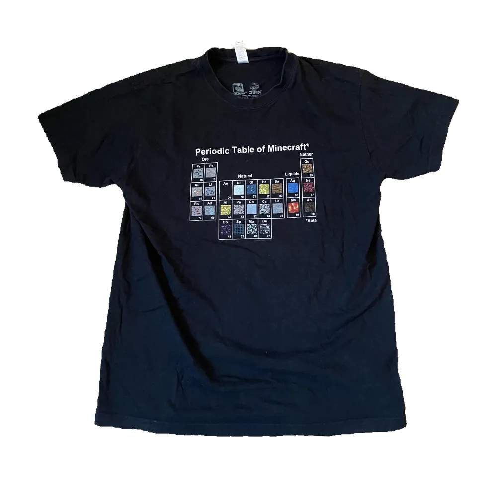 minecraft tshirt med peroidic table! 😎storlek M eller L. frakt för 49 kr förekommer. . T-shirts.