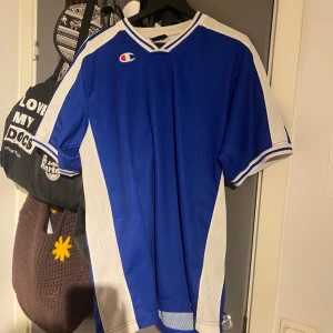 Oversized Champion t-shirt - Snygg blå Champions tisha köpt på humana men används inte längre😊