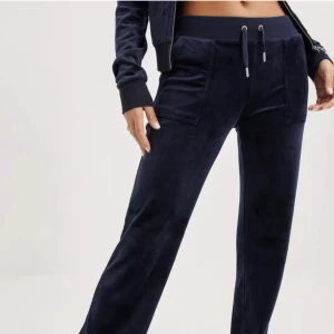 Juicy byxor  - Säljer mina juicy byxor pga att jag inte använder dom, bra skick. Pris kan diskuteras, skriv privat för mer bilder, är inte i velour materialet utan i det andra!