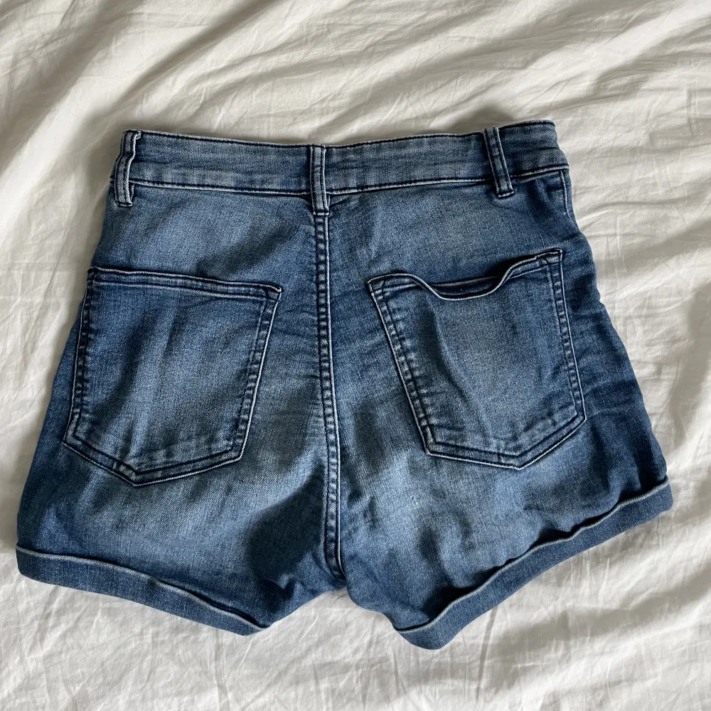 Mörkblå högmidjade jeans shorts  Stretchiga  Ej min stol därför säljer jag . Shorts.
