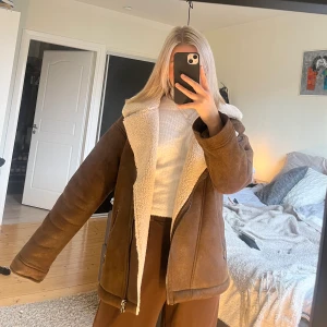 NA-KD jacka - Säljer denna fina  oversized jacka i nyskick!! 💖💕 den är varm och supermysig Nypris:999