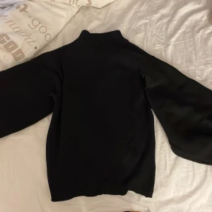 Stickat - En stickad tröja med puffiga armar samt lite turtle neck, den är även ganska tight för att vara en XL den passar en person med storlek S. andvänd enbart denna gång för att visa hugg den sitter på