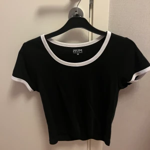 Tshirt - Köpt i Cypern, använd några gånger Bra material  Storlek M, 70kr inkl frakt!🤍
