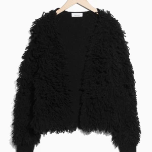 Shaggy jacka & Other stories SVART - Obs!! Det är den svarta som är Till salu, den rosa bara visar passformen. Köpt på & Other stories. Storlek S Fungerar mer som en kofta på vintern och jacka på höst/vår Kan mötas upp annars betalar köparen frakten
