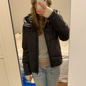 Vinterjacka - Svart dunjacka som passar perfekt som vinterjacka💓i storlek S
