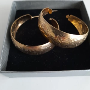 Stora guldpläterade örhängen  - Nya oanvända 