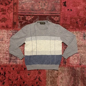 Stickad tröja - Skön stickad tröja me feta färger och mönster den är i bra skick och riktigt lätt stylead (skriv vid mer frågor om plagget!!)