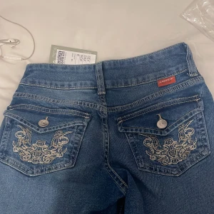 Jeans - BUDA! Säljer dessa helt nya slutsålda jeansen från hm! De har fina detaljer på fickorna och är i storlek 32. Köparen står för frakt