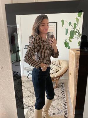 Rutig topp från Zara - Snygga puffade ärmar och rynkat tyg framtill, dragkedja i sidan. Använd vid enstaka tillfälle.