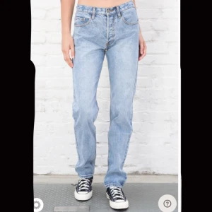 Brandy Melville jeans  - Jeans ifrån brandy Melville i storlek m. Skulle dock säga att den passar en s. Sparsamt använda, köparen står för frakt 📦💓