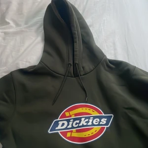 Dickies hoodie - Dickies hoodie mörkgrön Storlek L Använts några gånger men inga brister, som ny