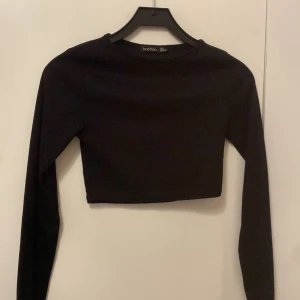 Svart topp - Svart kort långärmad tröja från boohoo, aldrig använd 