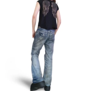 Tröja med vingar - Skit cool svart tröja me guld vingar på baksidan  Skriv för frågor