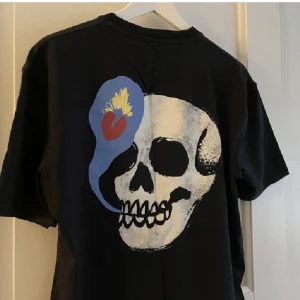 Zara tröja  - cool tröja från zara. oanvänd. säljs inte längre men nypris var 299kr. 