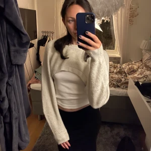 Stickad tröja - Super söt stickad tröja från h&m som är croppad. Den kommer tyvärr inte till användning längre så därför säljer jag den:)