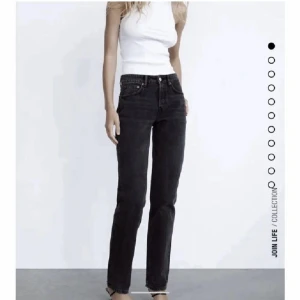 Zara jeans - Zara midwaist jeans i storlek 36 som är i bra skick. Jag är 175cm och dom nästan lite korta på mig. Frakt tillkommer. Kontakta mig vid frågor😊